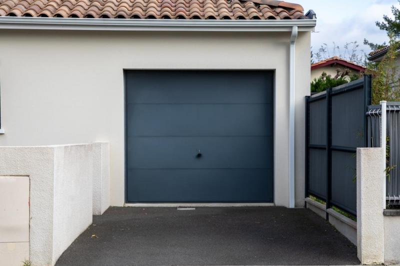 Porte de garage en aluminium ou en PVC, quel mat&eacute;riau choisir pr&egrave;s de Laon ?